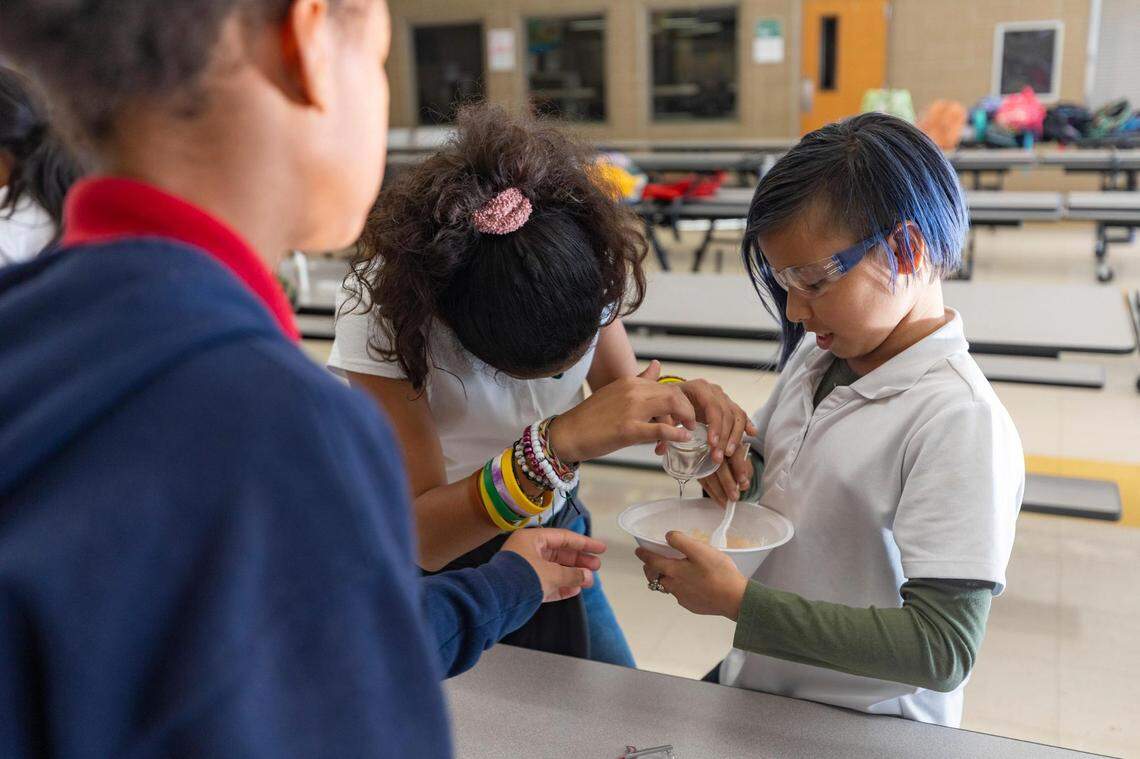 Lupita Morales, de 10 años, y Brooklynn Zapata, de 11, mezclan jabón para platos y bicarbonato de sodio para imitar la lava en South Hills Elementary, el 12 de octubre.