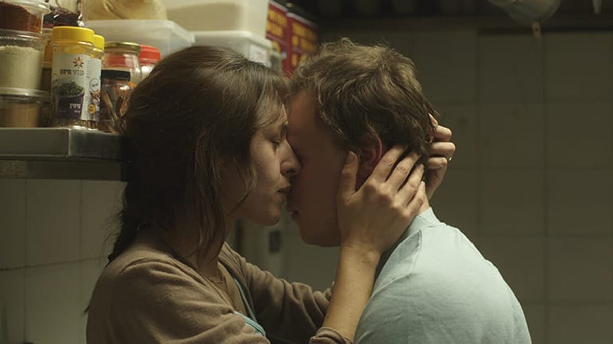 

Sarah Adler y Tim Kalkhof en una escena de "The Cakemaker".
