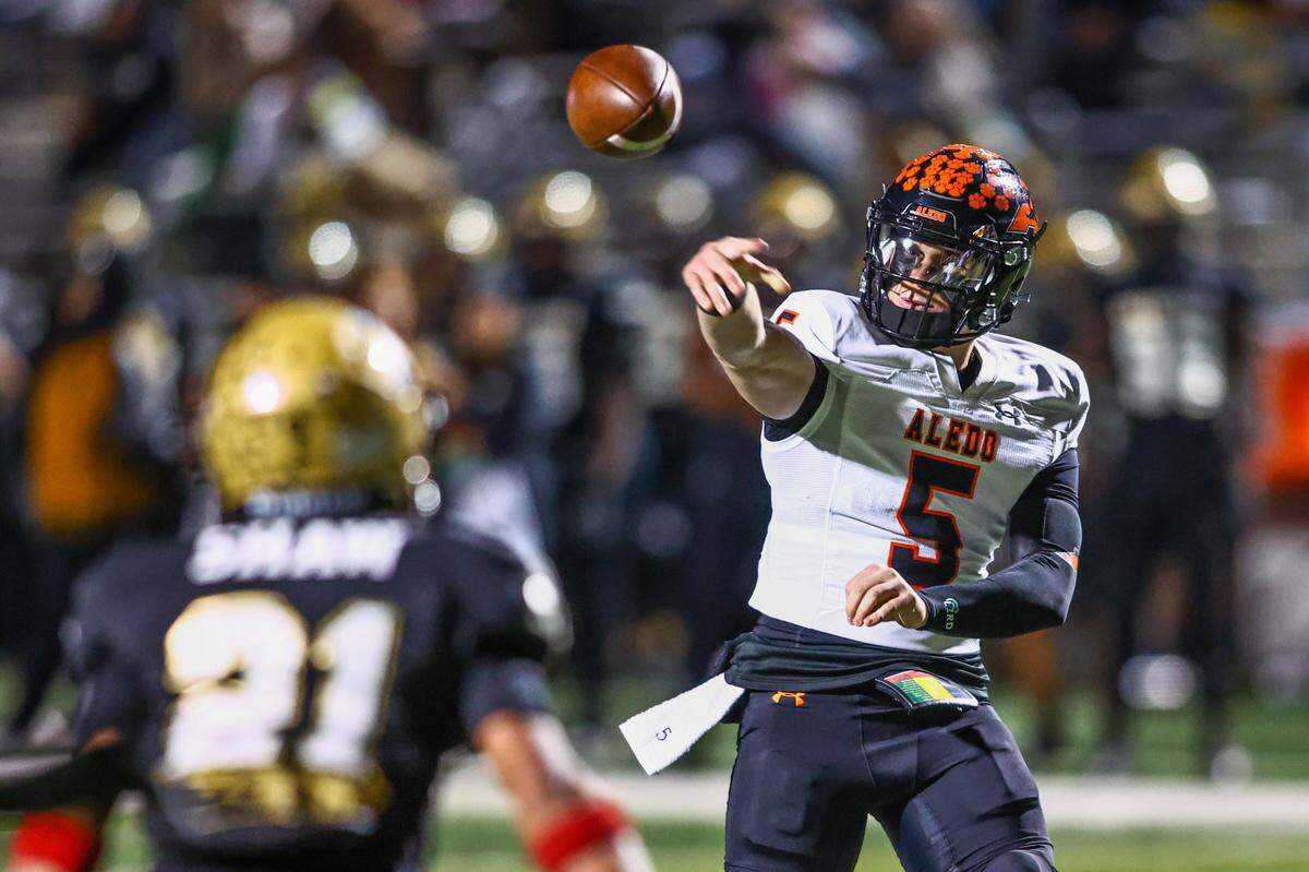Aledo quarterback Gavin Beard throws a 10-yard TD pass to in the second quarter against Abilene in the Friday, Nov. 22 playoff game at Newsom Stadium in Mansfield. Special to the Star-Telegram / Tom Marvin