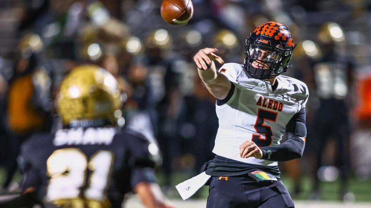 Aledo quarterback Gavin Beard throws a 10-yard TD pass to in the second quarter against Abilene in the Friday, Nov. 22 playoff game at Newsom Stadium in Mansfield. Special to the Star-Telegram / Tom Marvin