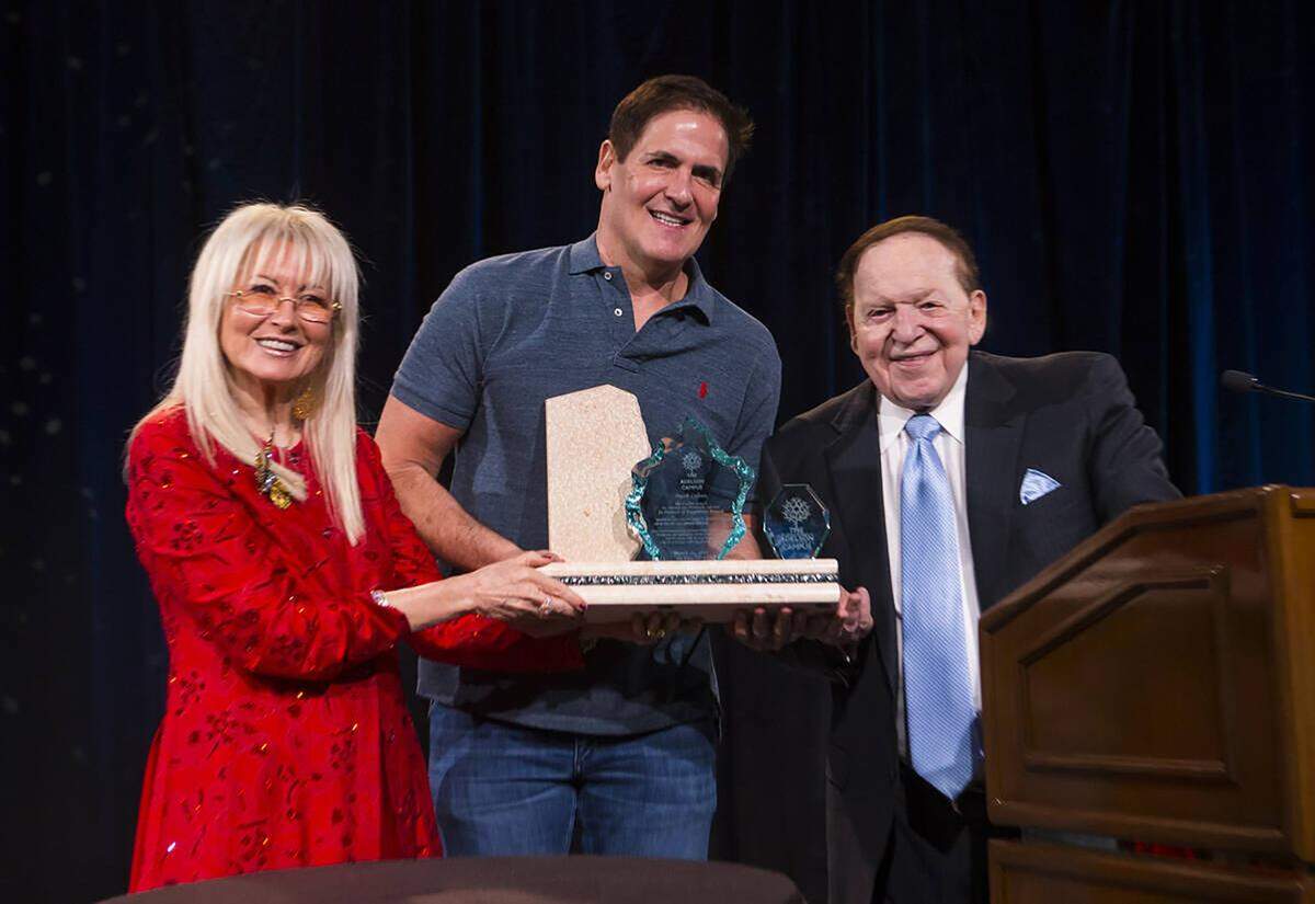 Mark Cuban, center, with Dr. Miriam Adelson and Sheldon Adelson in 2017. (Chase Stevens/Las Vegas Review-Journal/TNS)