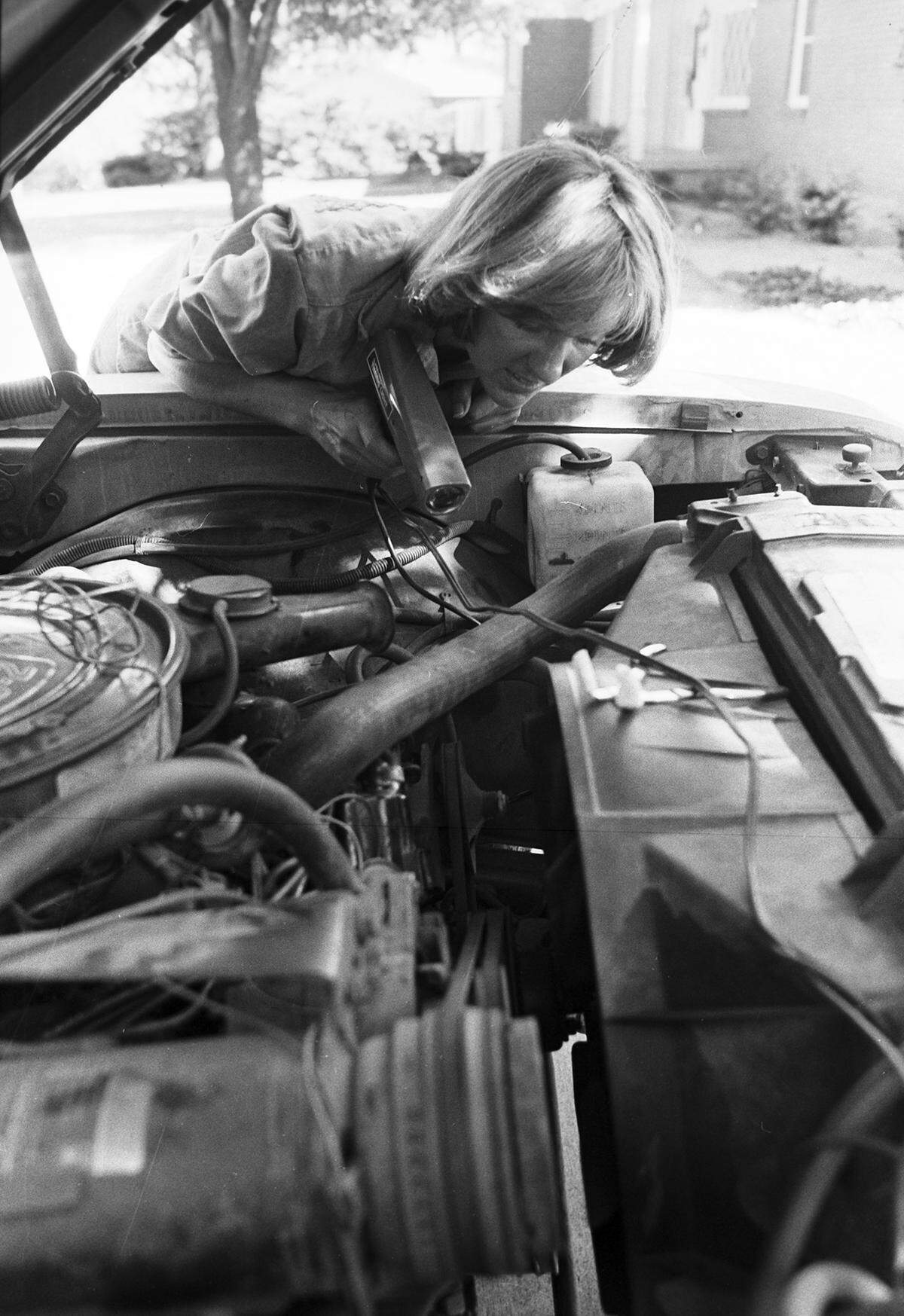Oct. 19, 1978: Harry Hanks teaches an auto repair course at UTA, offered by the Women’s Center on campus. Students learn minor and major tune-up, complete with details on operating the tuning light.