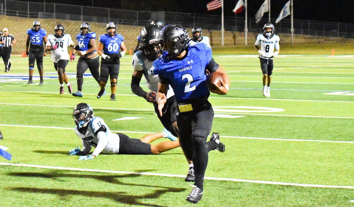Mansfield Summit’s quarterback Ian Gebhardt runs away from the Arlington Seguin defense for a touchdown during the first quarter of a Class 5A game at Vernon Newsom Stadium on Thursday, Nov. 6, 2025.