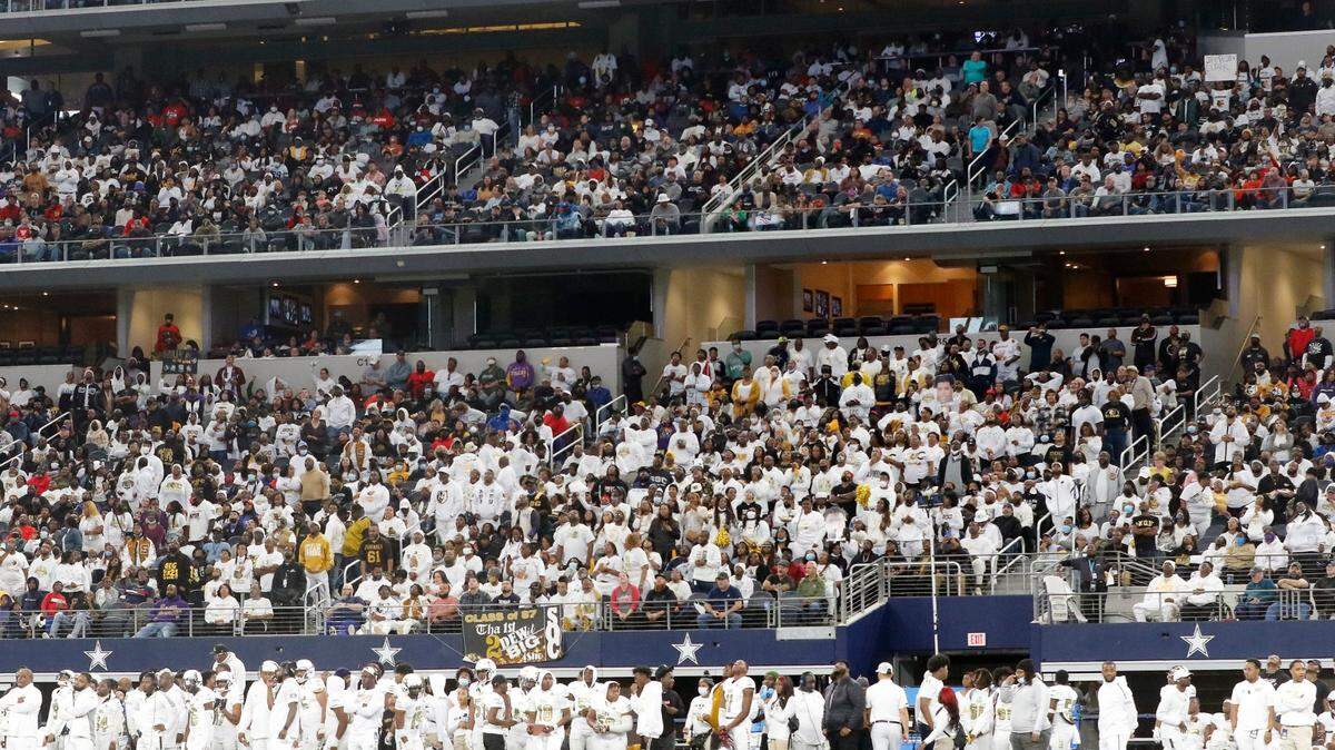 South Oak Cliff’s state title is a trophy of inspiration for all Texas inner city schools
