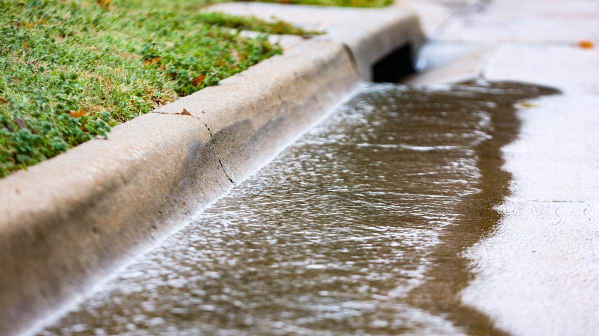 Rain streams into a gutter on West Spurgeon Street as rain continues in Fort Worth on Wednesday, Feb. 8, 2023. Rain returns on Valentine’s Day in North Texas. There’s a 90 percent chance of showers and thunderstorms.