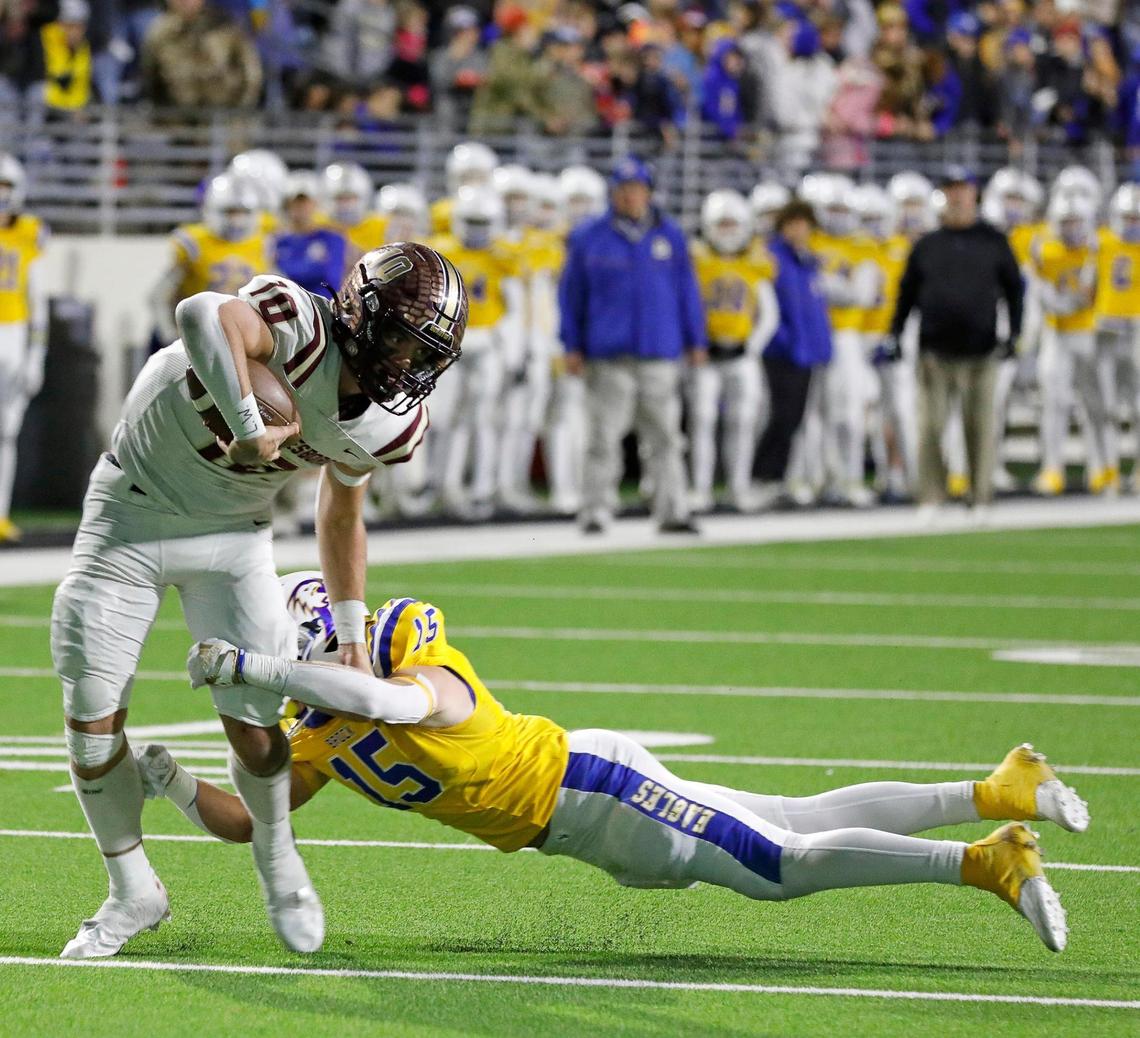 Whitesboro quarterback Mac Harper (10) escapes the tackle of Brock linebacker Cooper Massey (15) in the second half of a UIL Class 3A D1 Region 1 final football game at C. H. Collins Athletic Complex in Denton, Texas, Thursday, Dec. 01, 2022. Brock defeated Whitesboro 30-19. (Special to the Star-Telegram Bob Booth)
