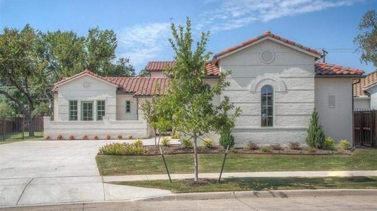 The home at 140 Pineland Place is open Sunday, October 27 from 1 to 3 p.m. 