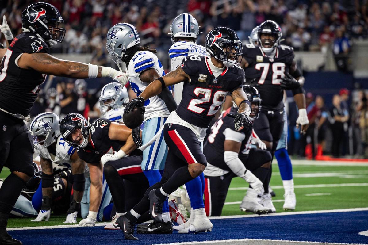 Texans running back Joe Mixon (28) runs to the end zone in the fourth quarter of an NFL game between the Dallas Cowboys and the Houston Texans at AT&T Stadium in Arlington on Monday, Nov. 18, 2024.