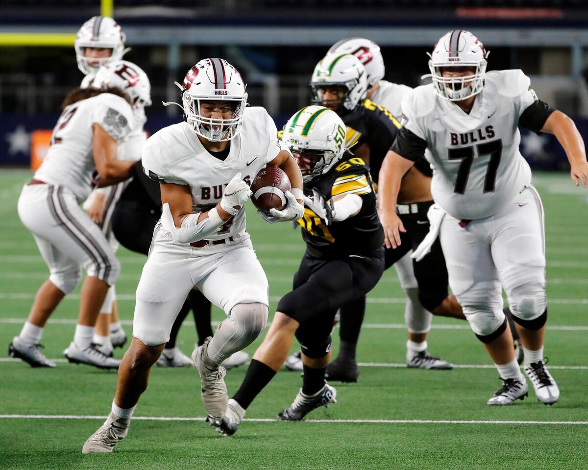 Bridgeport running back Cole Pritchard (14) breaks away from Benbrook lineman John Watson (50) in the first half of a high school football game at AT&T Stadium in Arlington, Texas, Thursday, Sept. 15, 2022. Bridgeport led Benbrook 42-14 at the half. (Special to the Star-Telegram Bob Booth)