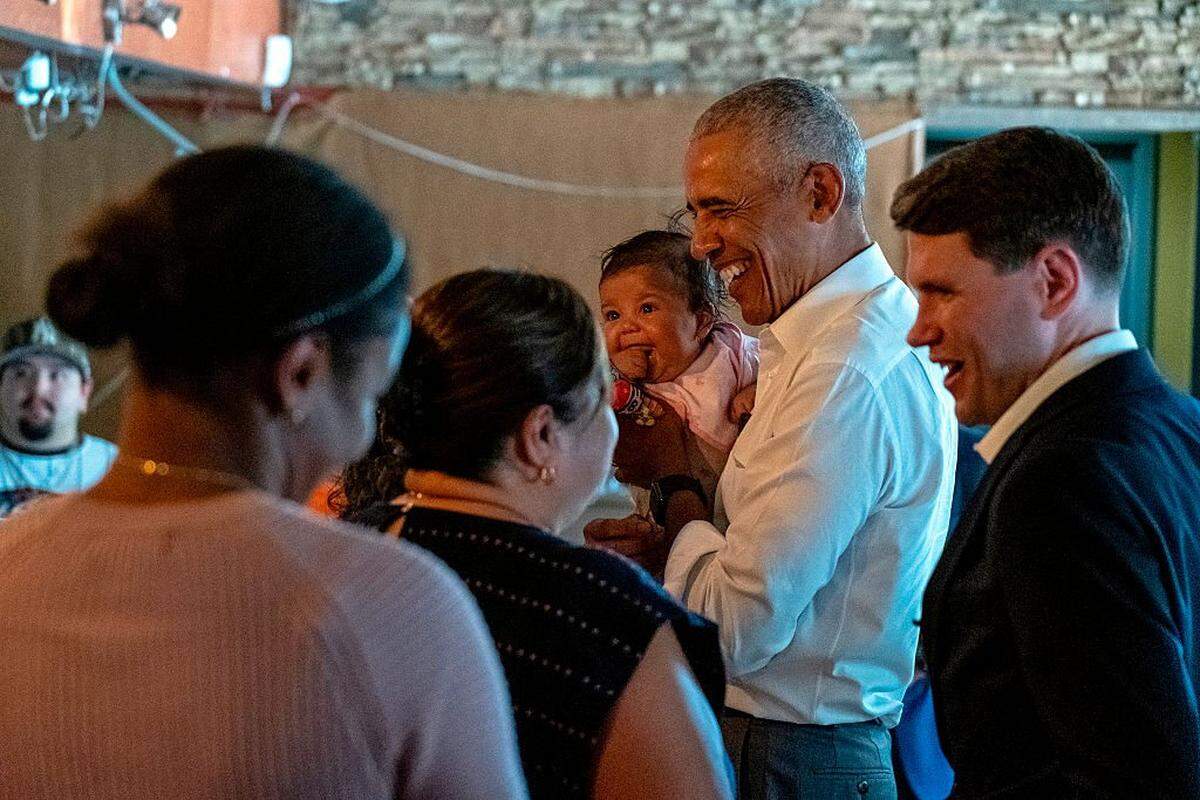 AUSTIN, TEXAS - MAY 12: Former President Barack Obama and Texas Senate candidate James Talarico (D-TX) meet patrons at the restaurant Taco Joint on the campaign trail on May 12, 2026 in Austin, Texas. (Photo by Joel Angel Juarez-Pool/Getty Images)