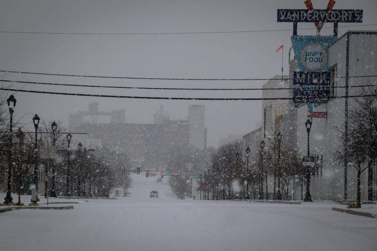 Snow continues to fall in Near Southside Thursday, Feb. 3, 2022, in Fort Worth.