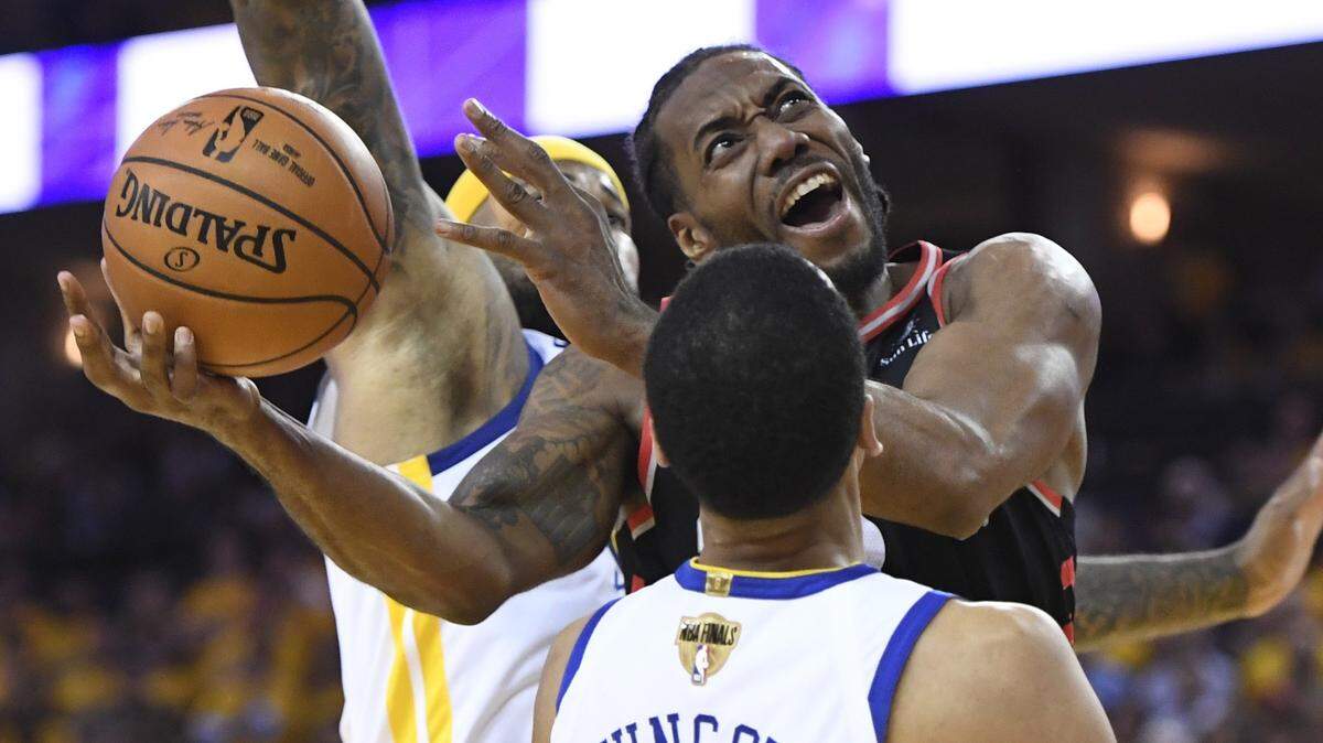 Toronto Raptors forward Kawhi Leonard jumps for the basket as Golden State Warriors centre DeMarcus Cousins, rear, and guard Shaun Livingston defend during the second half of Game 3 of basketball’s NBA Finals, Wednesday, June 5, 2019, in Oakland, Calif. (Frank Gunn/The Canadian Press via AP)