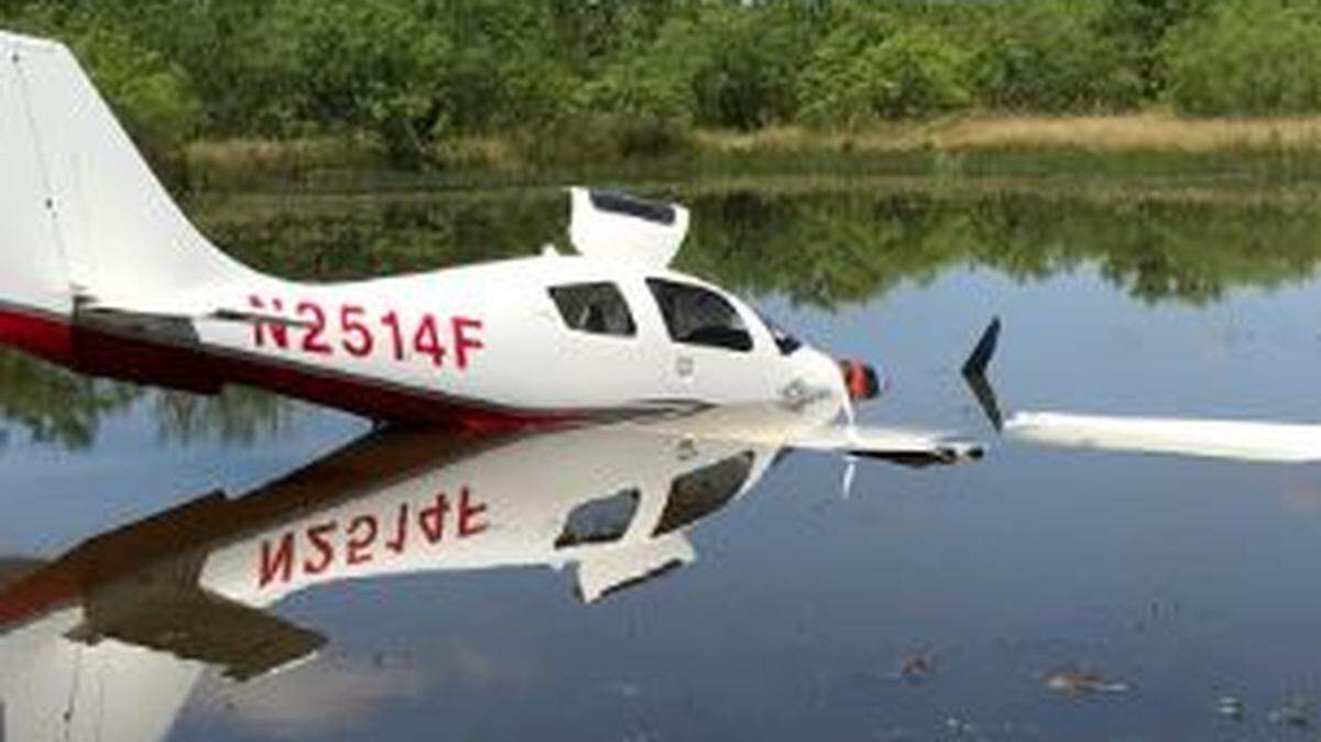 Pilot walks away uninjured after emergency landing in field north of Cleburne