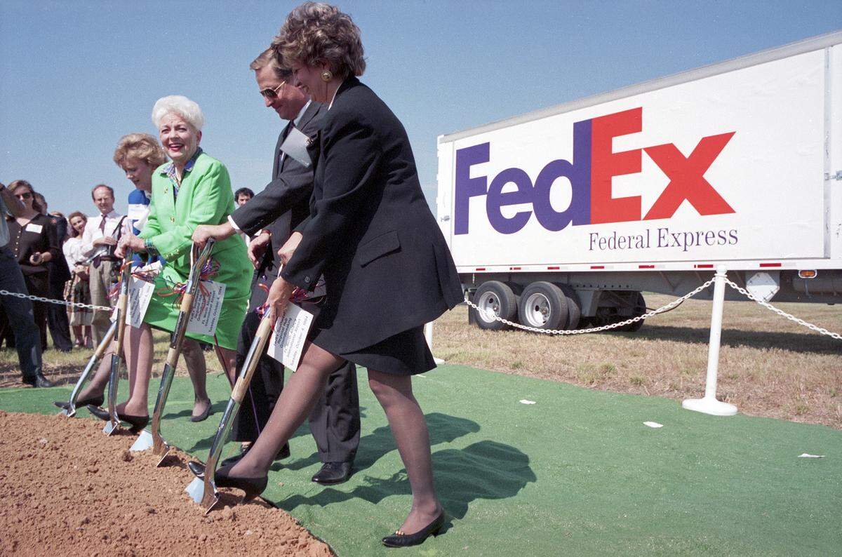 Oct. 4, 1994: A ceremonial groundbreaking for a $300 million FedEx sorting hub at Alliance Airport in Fort Worth is attended by, from left, Mayor Kay Granger, Texas Gov. Ann Richards, Alliance Airport developer Ross Perot Jr., and Mary Alice Taylor, FedEx senior vice president for the Americas and the Caribbean. The facility is expected to open in 1997 and employ about 600 workers.