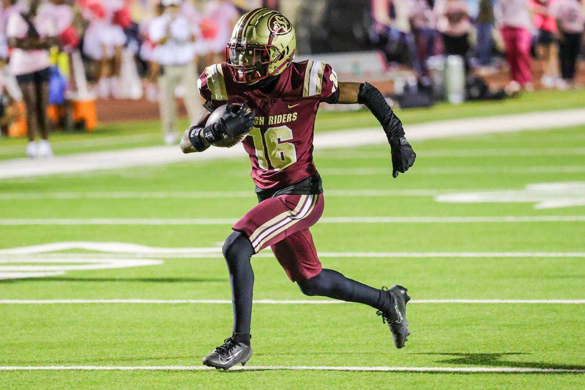 Saginaw’s Derek Harris (16) runs for a touchdown against Fort Worth Arlington Heights on Thursday, October 10, 2025, at Rough Rider Stadium in Saginaw, Texas.