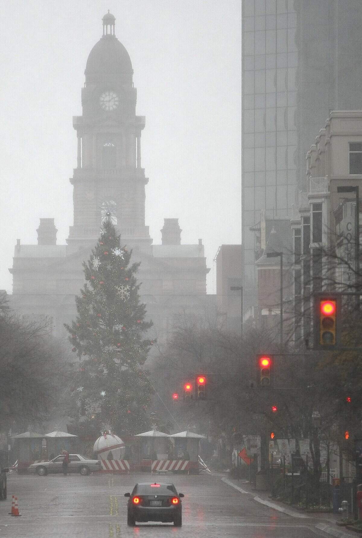 Snow starts to accumulate in downtown Fort Worth on Tuesday, December 25, 2012. (Star-Telegram/Khampha Bouaphanh)