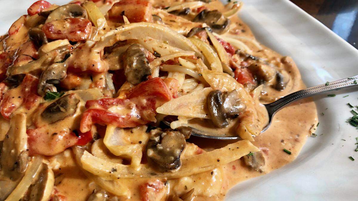 Chicken Tuscany with mushrooms, roasted red peppers, onions and basil. Bud Kennedy bud@star-telegram.com