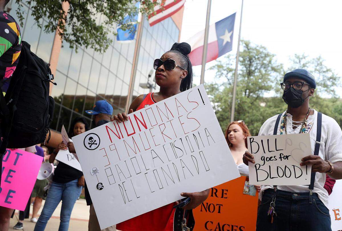 Shanelle Jenkins holds a sign during a rally outside the Tarrant County Court of Commissioners meeting on Tuesday, May 10, 2022, to demand changes at Tarrant County’s jails after more than three dozen inmate deaths in recent years, complaints of policy violations and the alleged neglect Masten. Shanelle’s husband, Robert Geron Miller, died in the Tarrant County Jail in 2019 after being arrested on misdemeanor warrants.