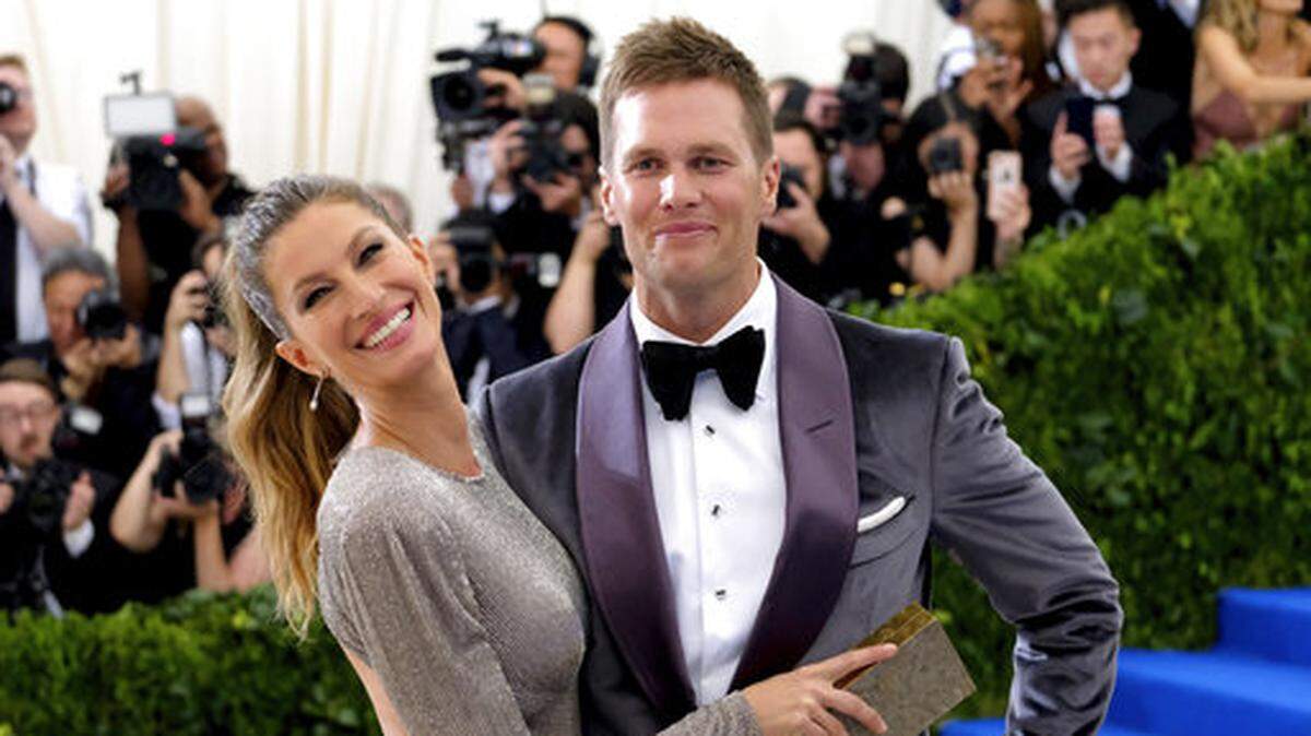 One of the first things new Texas Rangers manager Chris Woodward is offering his players: The meal plan by Patriots quarterback Tom Brady. Because, why not?