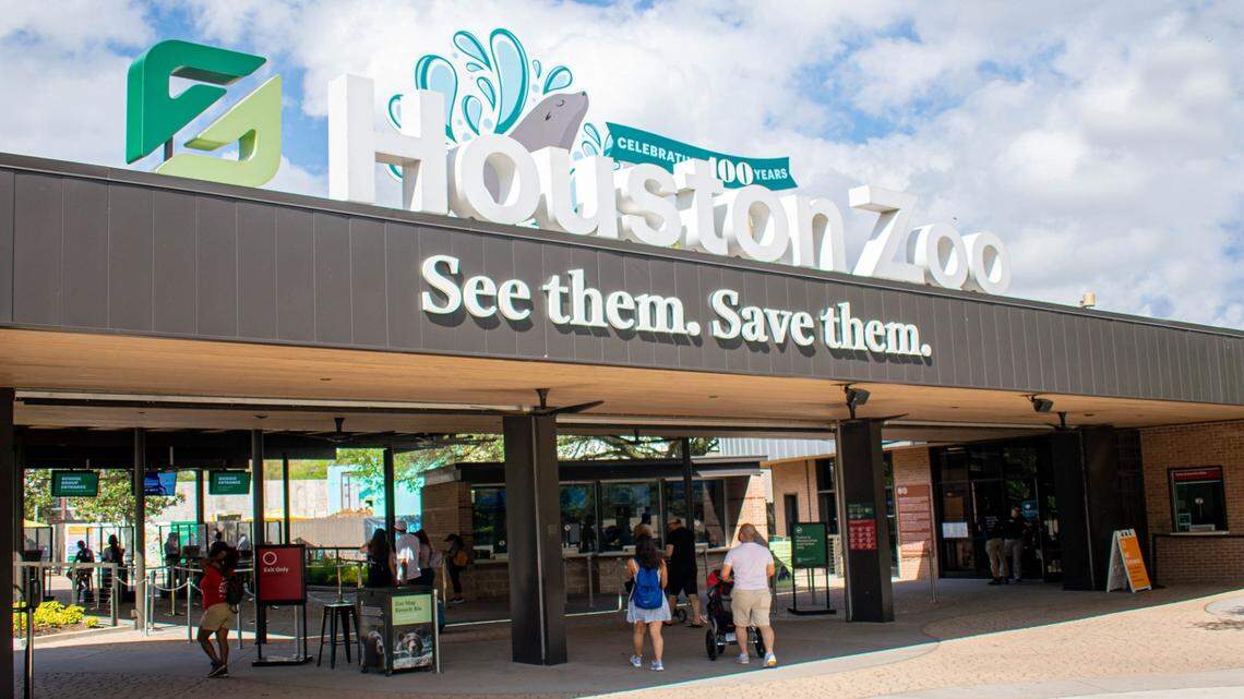 People walking into Houston Zoo entrance.