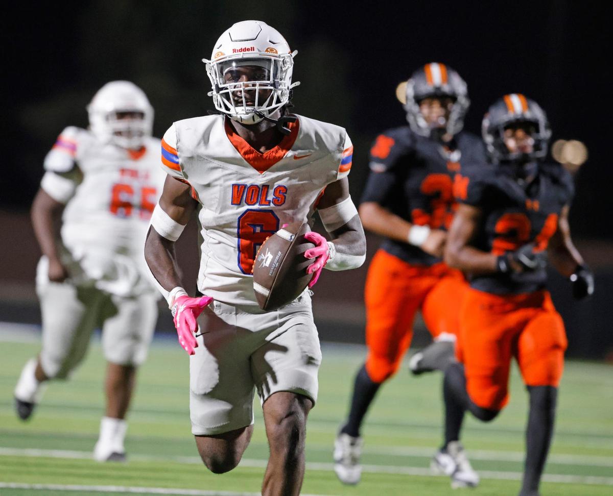 Bowie running back Darrion Bowers (6) runs to the end zone for six during a District 8-6A football game at Birdville Fine Arts/Activity Complex in North Richland Hills, Texas, Friday, Oct. 25, 2024.