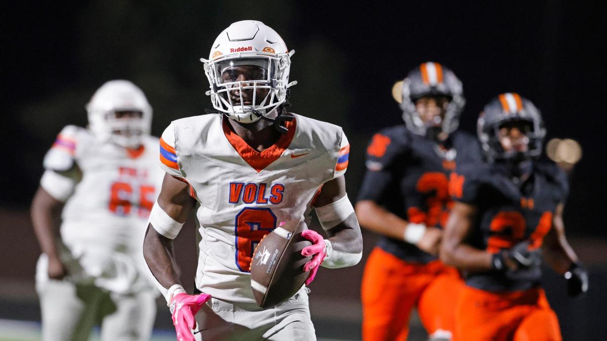 Bowie running back Darrion Bowers (6) runs to the end zone for six during a District 8-6A football game at Birdville Fine Arts/Activity Complex in North Richland Hills, Texas, Friday, Oct. 25, 2024.