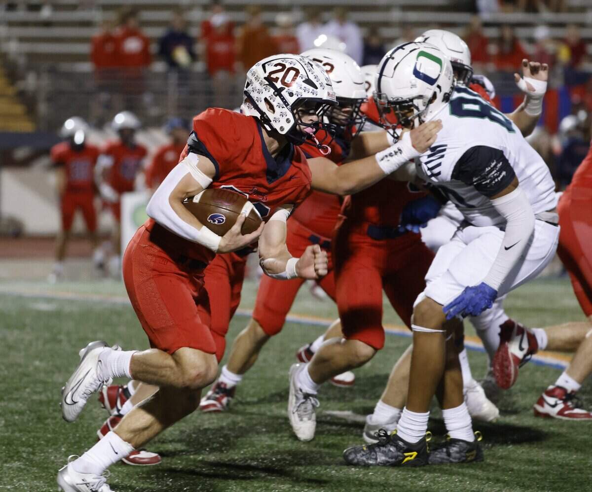 Country Day running back Fox Burton (20) runs the ball around the right side during the first half of the SPC 2025 3A Football Championship football game between The Oakridge School and Fort Worth Country Day at Mavericks Stadium in Arlington, Texas, Saturday Nov. 08, 2025.