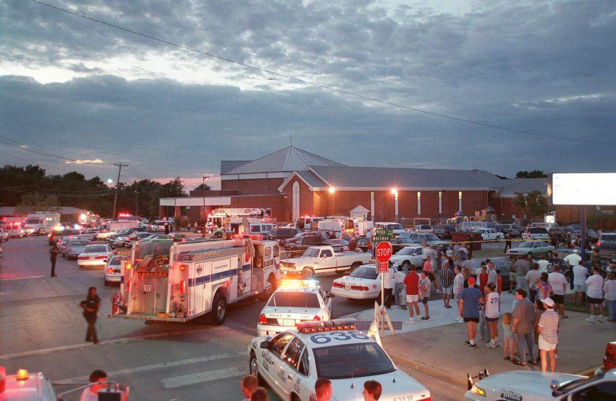A crowd gathers around Wedgwood Baptist Church in Fort Worth on Sept. 15, 1999, after a gunman opened fire inside the church. Eight people died, including the gunman, who shot himself, according to police.