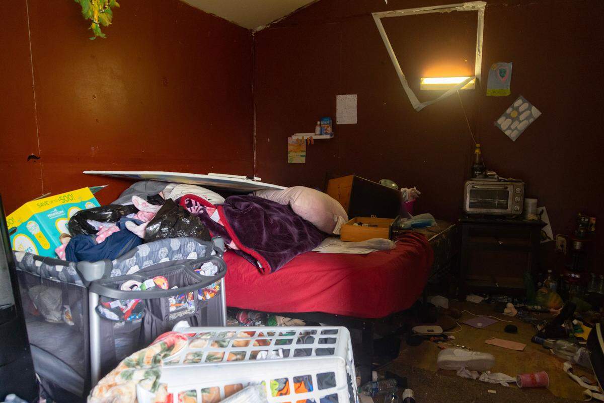 Interior del cobertizo identificado como el último lugar de residencia conocido de Noel Rodríguez-Álvarez, de 6 años, construido detrás de una casa en Everman, Texas, el martes 26 de marzo de 2023. Noel no ha sido visto desde noviembre de 2022, y la policía registró minuciosamente la vivienda durante su investigación.