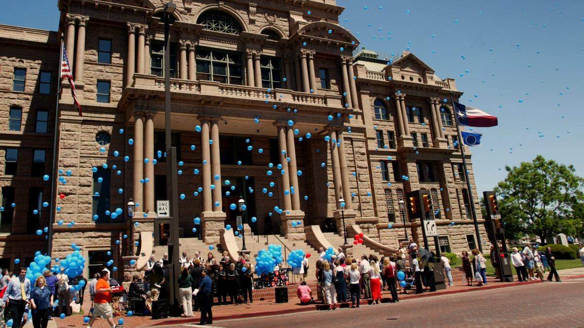 Blue balloons are released from the front steps of the old Tarrant Count Courthouse after a program by the Texas Foster Family Association. The balloons were released to call attention to the need for more foster care families in the area. Photo made in Fort Worth,Texas Tuesday May 4,2004.(Photo by Ron Jenkins/The Fort Worth Star-Telegram)