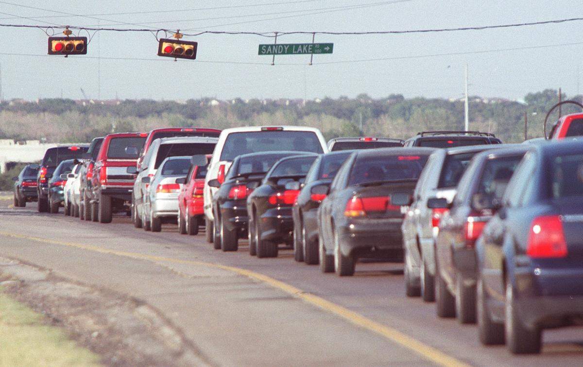Aug. 30, 2000: Around 6:30 pm, vehicles back up waiting on a traffic light at Sandy Lake and northbound 121 in Grapevine. This light is supposed to be one of the longest in northeast Tarrant County.