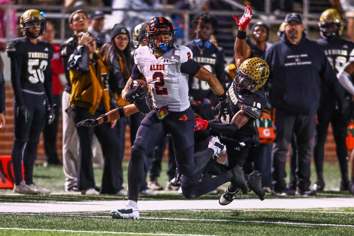 Aledo receiver Kaydon Finley leaves two defenders behind on a 96-yard touchdown reception in the Friday, Nov. 22 playoff game at Newsom Stadium in Mansfield. Special to the Star-Telegram / Tom Marvin