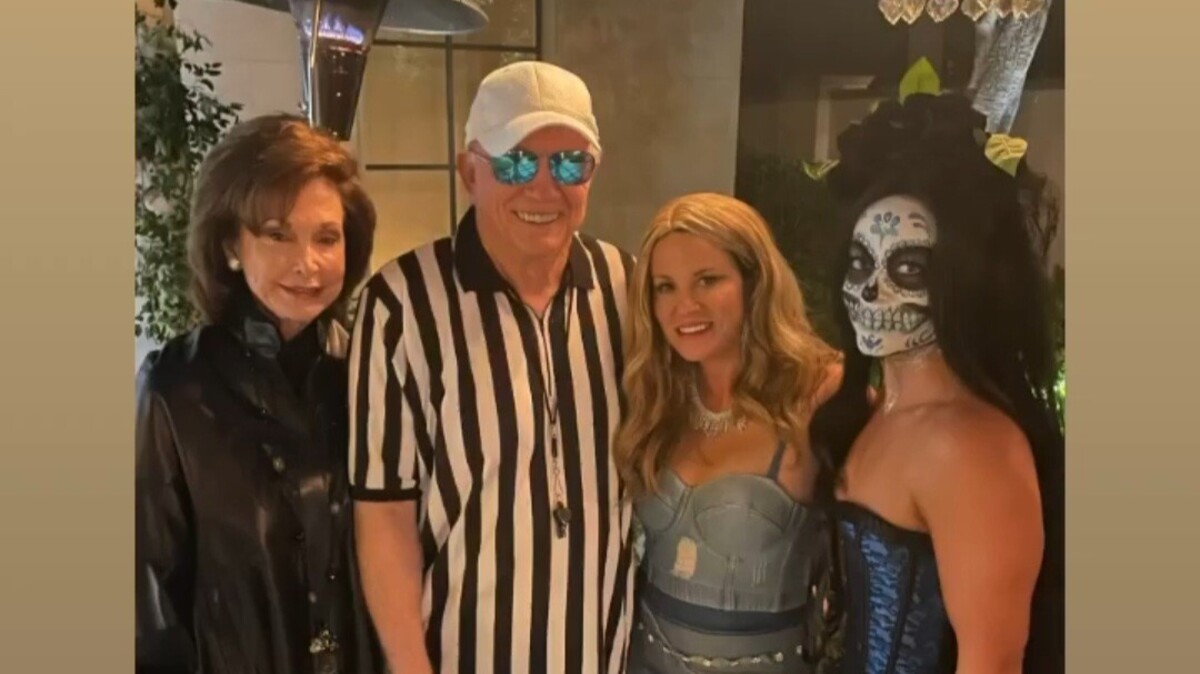 Jerry Jones in a Halloween costume that showed where he stands on bad officiating.