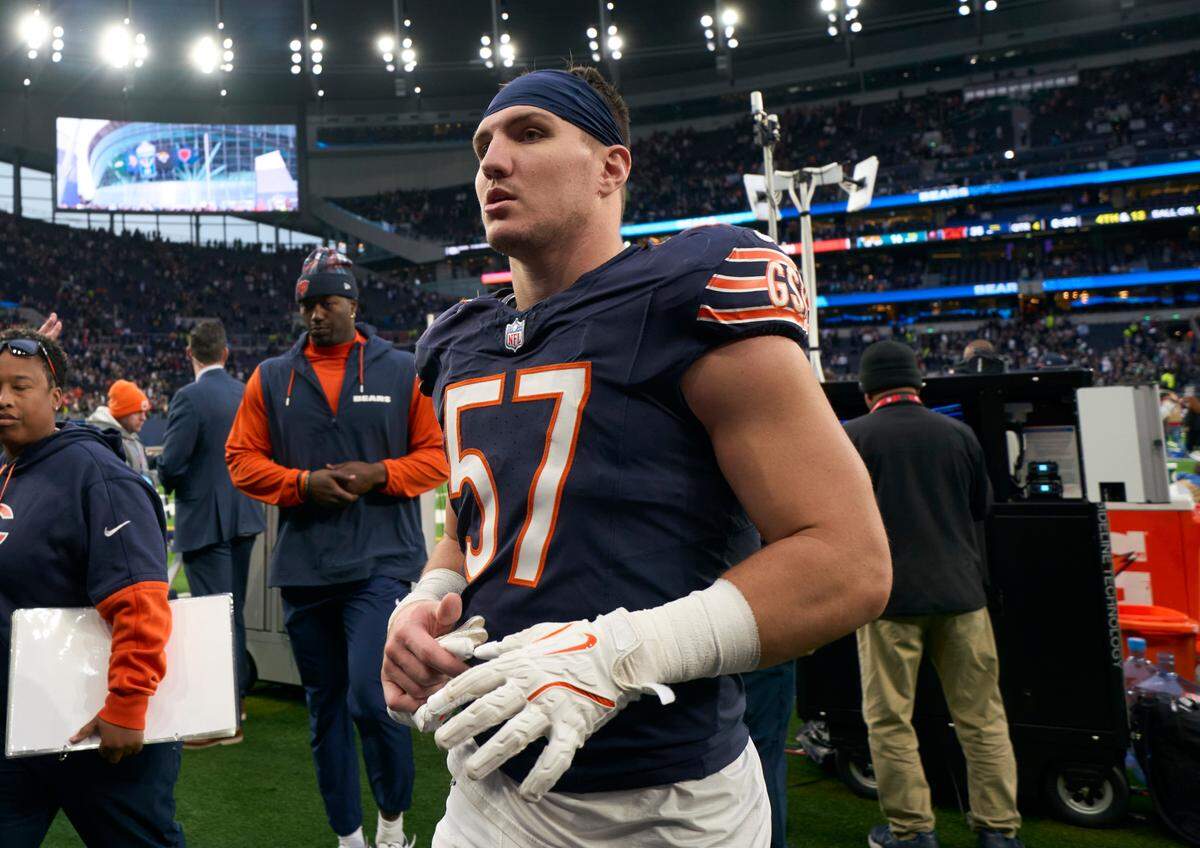 The Dallas Cowboys have signed free agent linebacker Jack Sanborn away from the Chicago Bears.