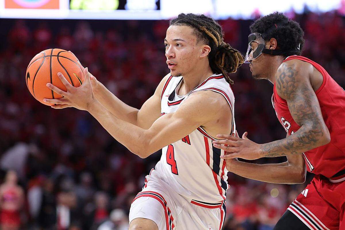 HOUSTON, TEXAS - JANUARY 06: Kingston Flemings #4 of the Houston Cougars works against Jaylen Petty #11 of the Texas Tech Red Raiders during the first half at Fertitta Center on January 06, 2026 in Houston, Texas. (Photo by Alex Slitz/Getty Images)