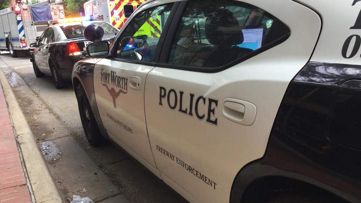 A man suffered a gunshot wound to his back Sunday afternoon after getting into an argument with his mother’s boyfriend at a Fort Worth apartment complex, Fort Worth police said.