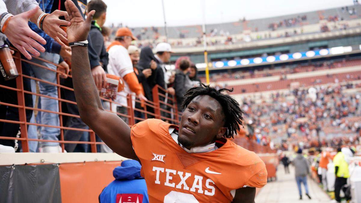 The Dallas Cowboys selected Texas Longhorns linebacker DeMarvion Overshown (0) with their third-round selection in the 2023 NFL draft.