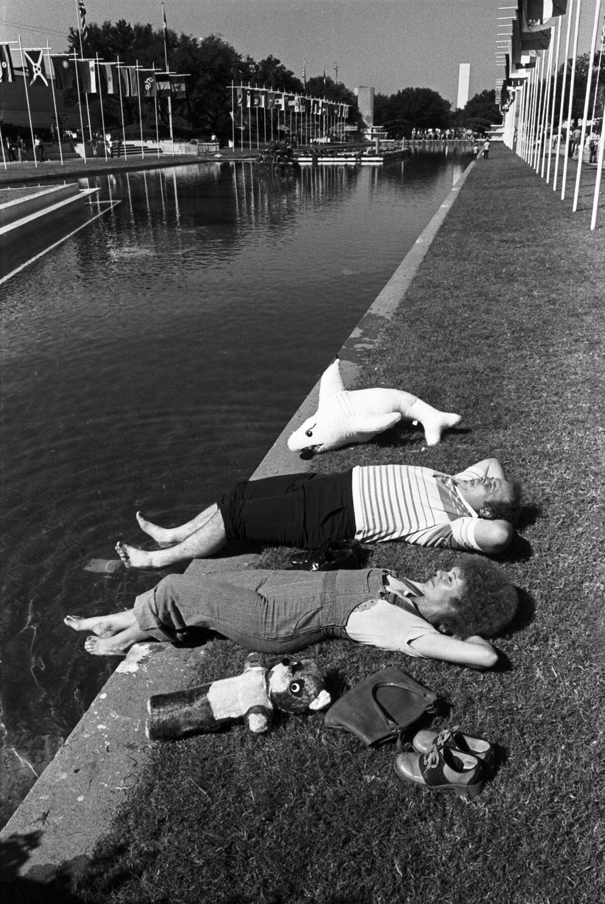 Oct. 12, 1976: A couple relaxes next to Fair Park Esplanade reflecting pool during the State Fair of Texas in Dallas.