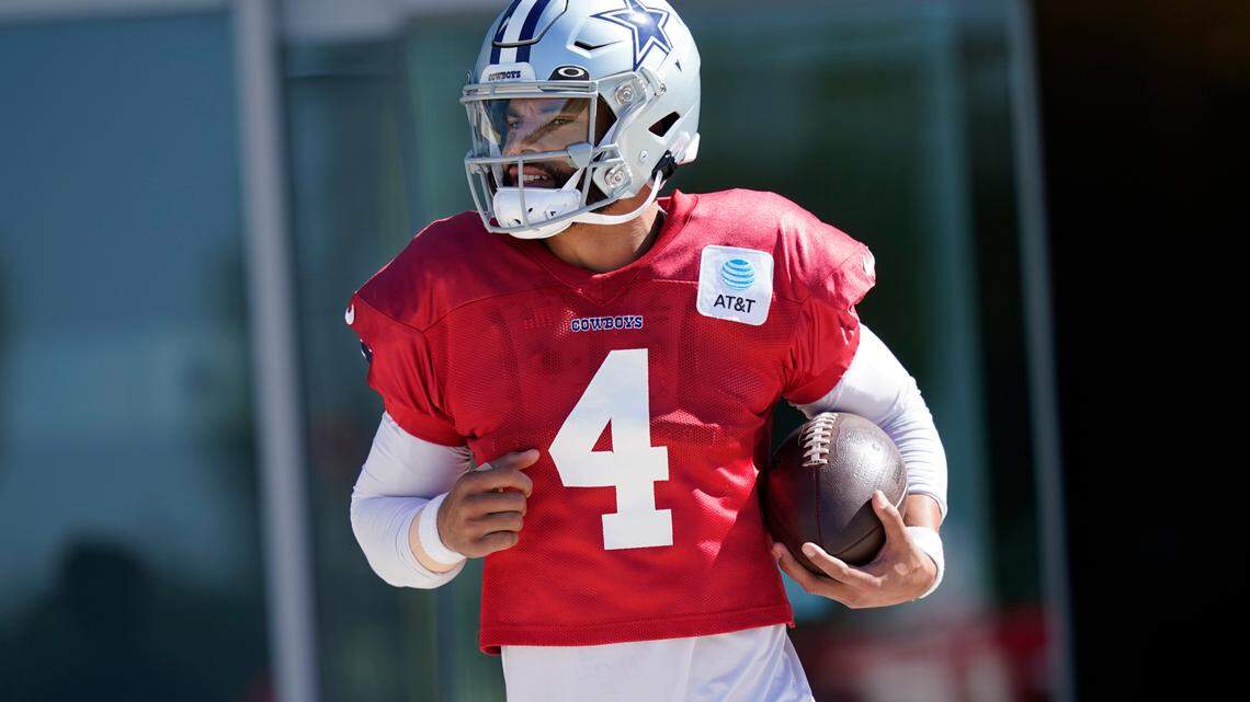 Dallas Cowboys quarterback Dak Prescott runs onto the field before participating in an NFL football team on Thursday. He will start against the Lions on Sunday.