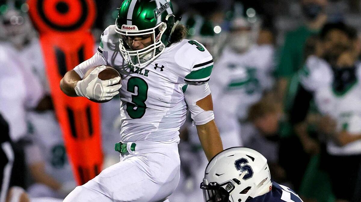 Azle running back Jacob Lee (3) rushed for 172 yards and 2 TDs as the Hornets won big vs. Justin Northwest on Wednesday Nov. 25, 2020. (Steve Nurenberg Special to the Star-Telegram)