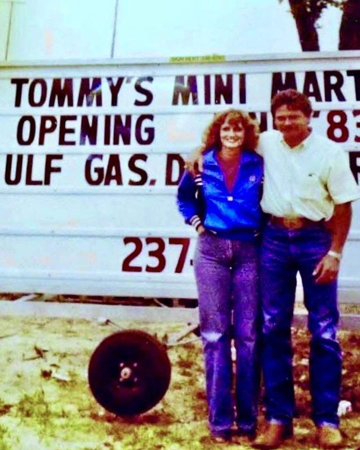 Glenda and Tommy Smith founded Tommy’s Hamburgers in 1983 at their Tommy’s Mini Mart convenience store in Lake Worth, Texas.