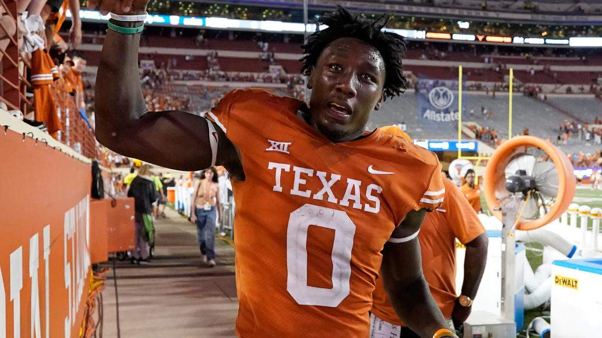 Texas linebacker DeMarvion Overshown (0) had a Cowboys connection inside the Longhorns’ locker room.