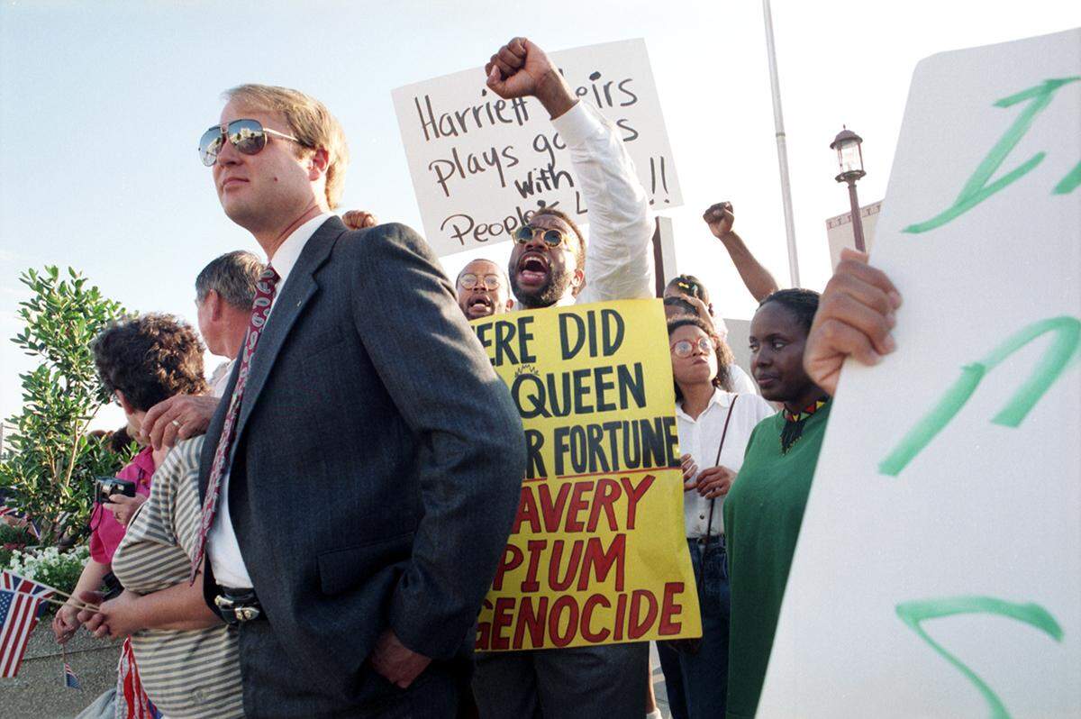 May 21, 1991: Dallas County Commissioner John Wiley Price protests Queen Elizabeth II’s visit to Dallas outside of the Hall of State in downtown Dallas.