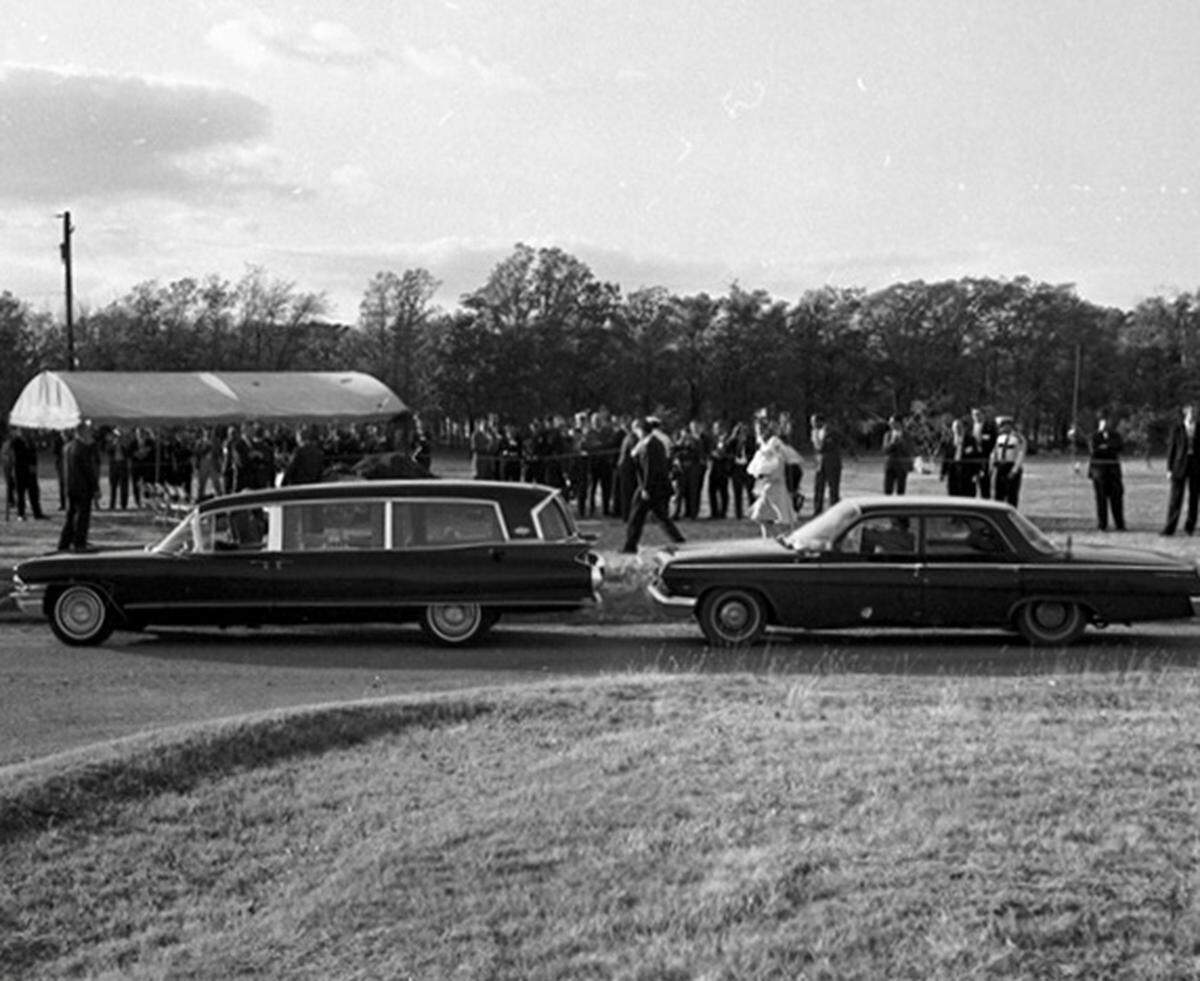 Lee Harvey Oswald funeral, Fort Worth’s Rose Hill Cemetery; Marina Oswald, carrying child, walks toward gravesite, 11/25/1963