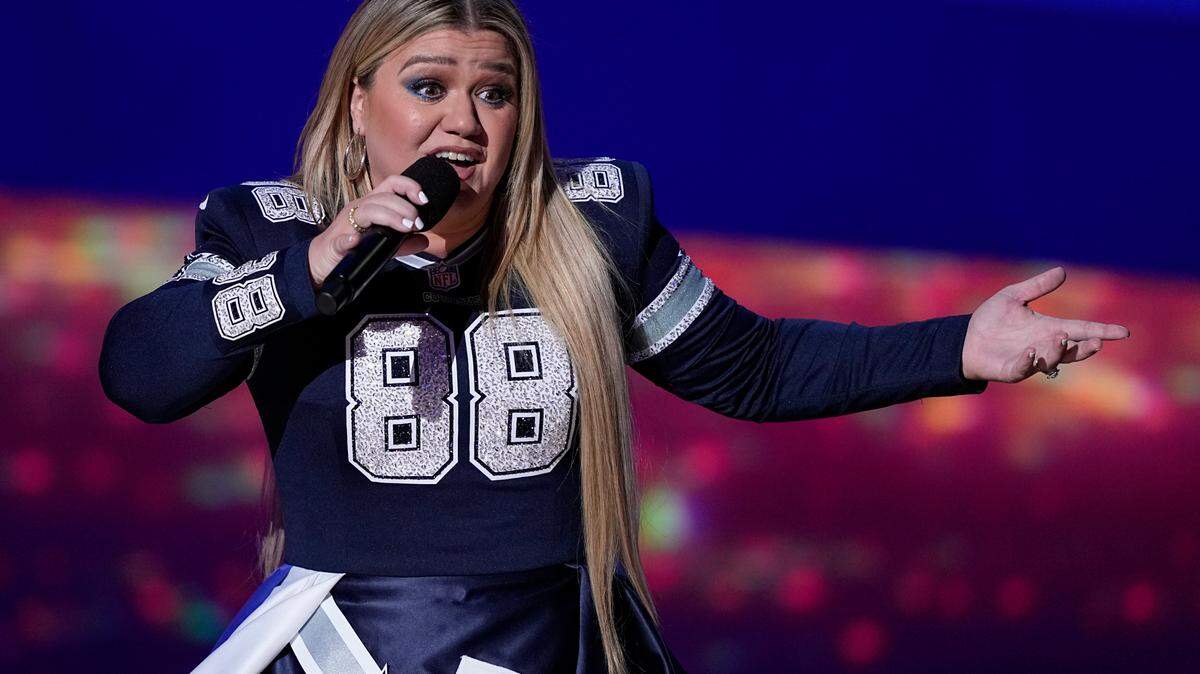 Host, Kelly Clarkson performs during the NFL Honors award show ahead of the Super Bowl 57 football game,Thursday, Feb. 9, 2023, in Phoenix.