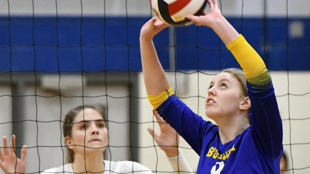 Weatherford’s Riess Griffith, left looks to defend as Boswell’s Brianna Russell sets the ball in the third game during Tuesday’s September 27, 2022 District 3-6A volleyball match in Weatherford Texas. Special/Bob Haynes