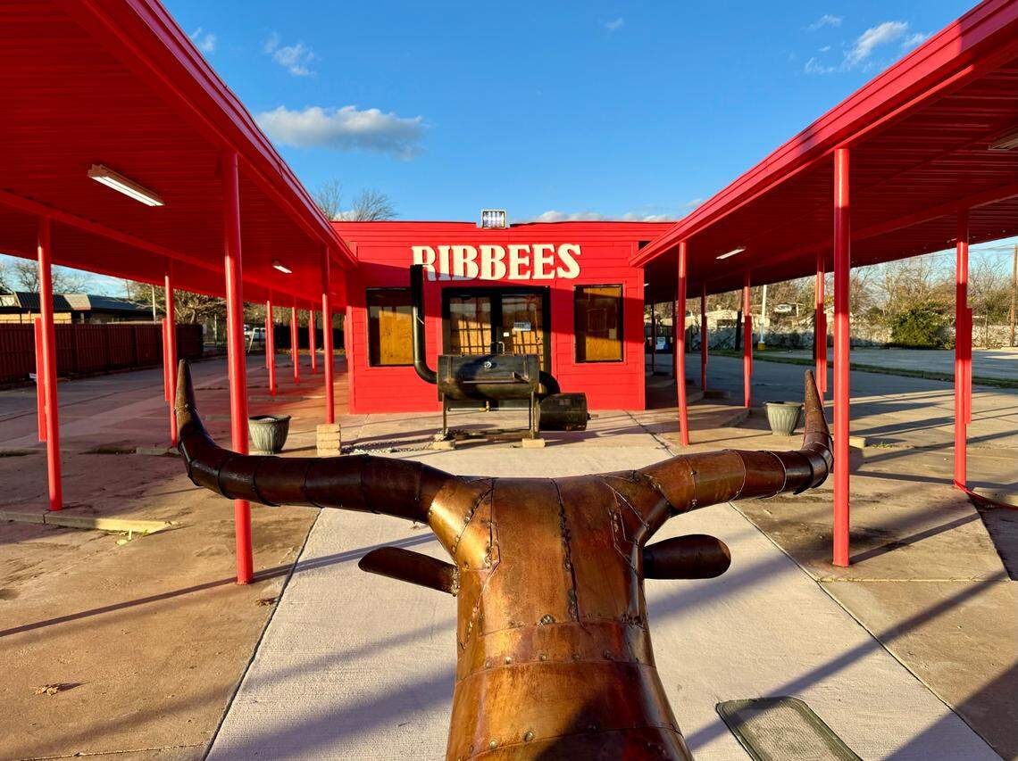 Ribbee’s in Fort Worth will serve only pork rib baskets in several flavors and rubs, with french fries.
