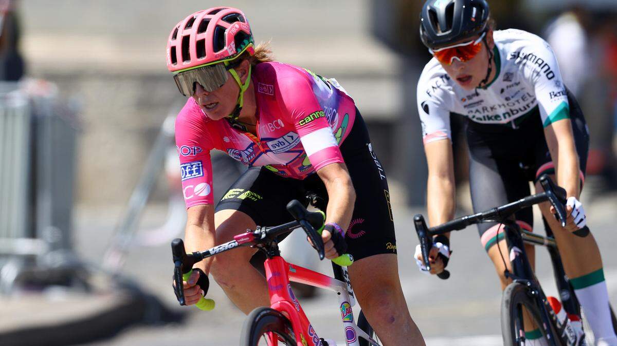 Emily Newsom of Fort Worth, cycling in the pink helmet, made history racing in the revived women’s Tour de France.