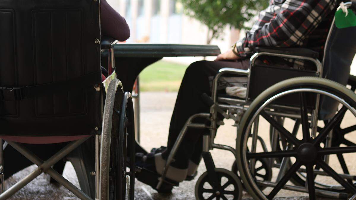 The coronavirus outbreak has forced the relatives of residents in nursing homes to decide whether to allow their loved ones to stay in these facilities or to bring them home.