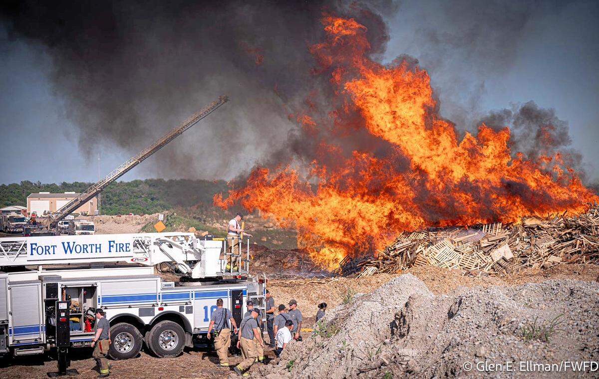 An outdoor fire on the property of a recycling facility in far west Fort Worth on Sunday spread to an “extremely large pile of tires” and spewed dark smoke that could be seen in the air for miles.